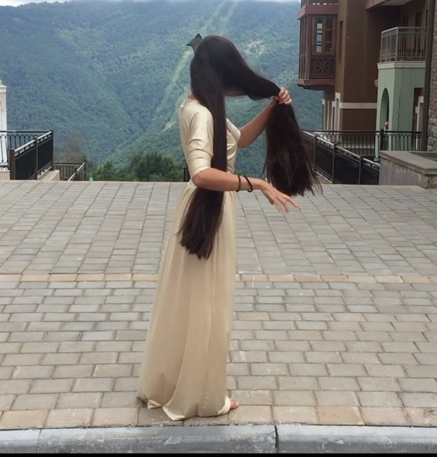 VIDEO - Super thick hair and a golden dress