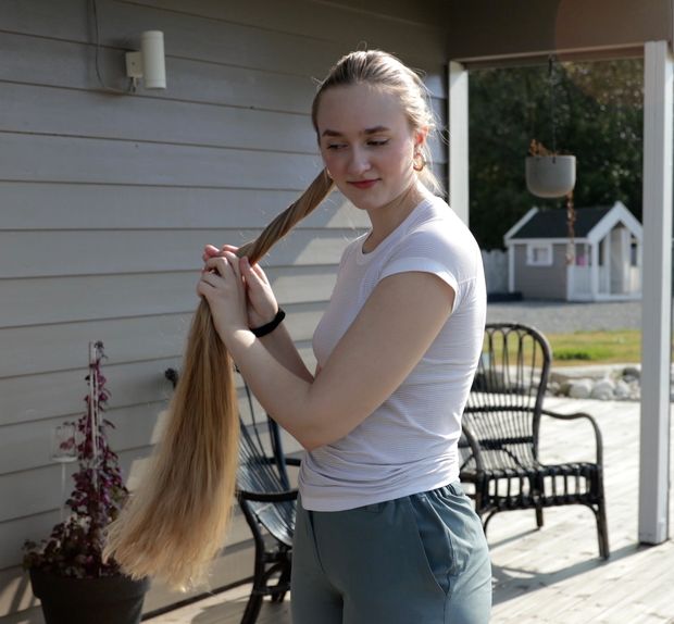 VIDEO - Blonde Rapunzel&#x27;s ultra beautiful hair