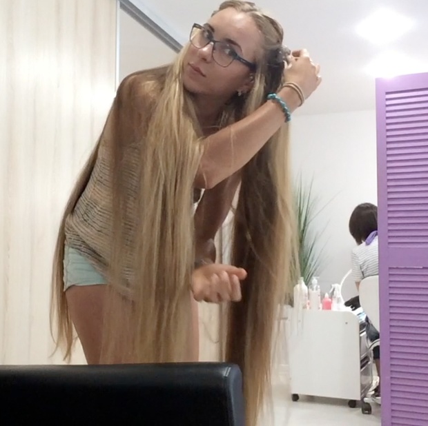 VIDEO - Kateryna at the hair salon