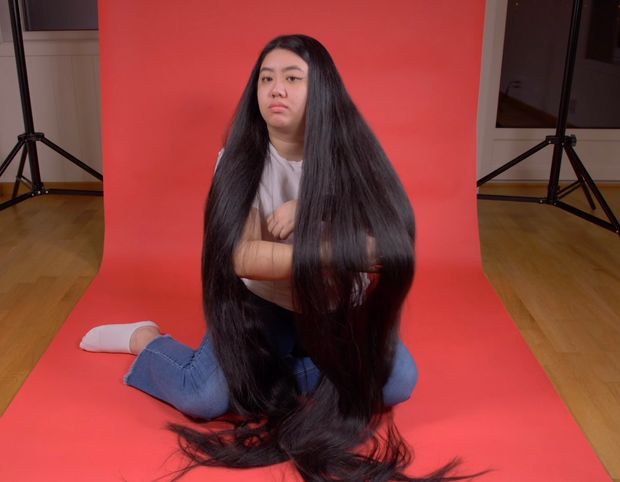 VIDEO - Really long black hair on red