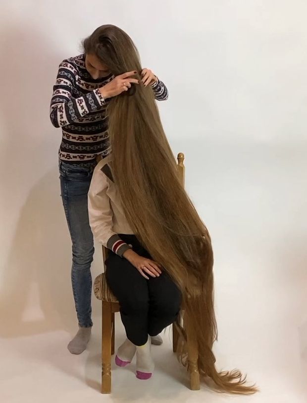 VIDEO - Extreme floor length hair play with friend