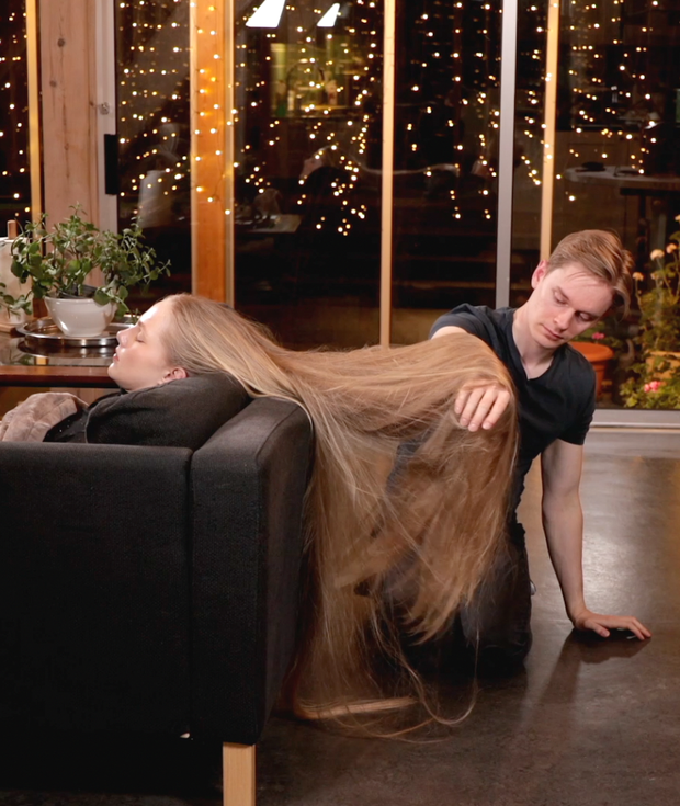 VIDEO - A lot of blonde hair to play with