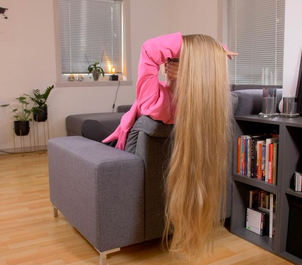 VIDEO - Extreme blonde bun elegance