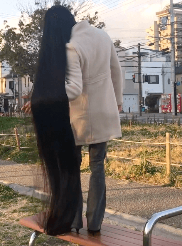 VIDEO - Floor length hair in public 2