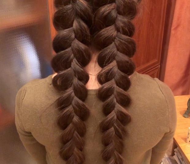 VIDEO - Two big braids