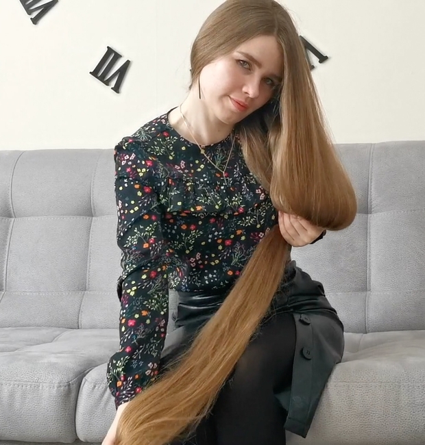 VIDEO - Using floor length hair as a blanket