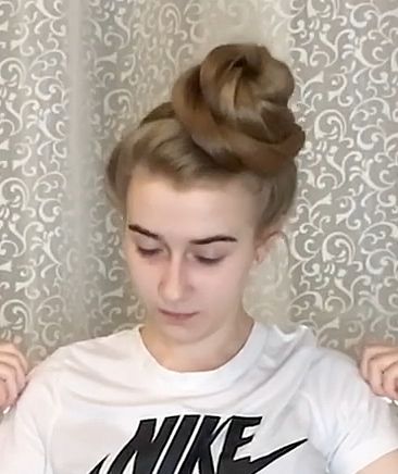 VIDEO - Long blonde hair by the curtains