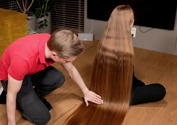 VIDEO - Blonde calf length hair floor show