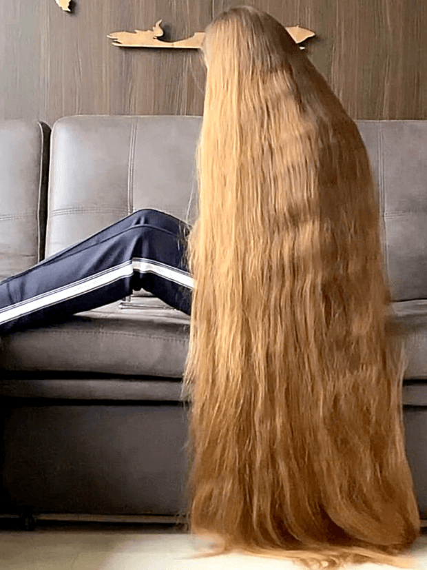 VIDEO - Extreme calf length hair play in sofa