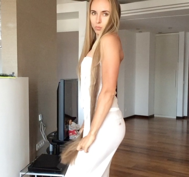 VIDEO - Beauty in a white dress