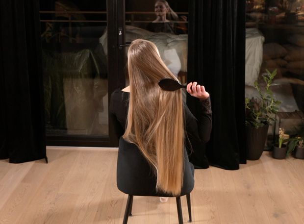 VIDEO - Super silky light blonde hair in chair