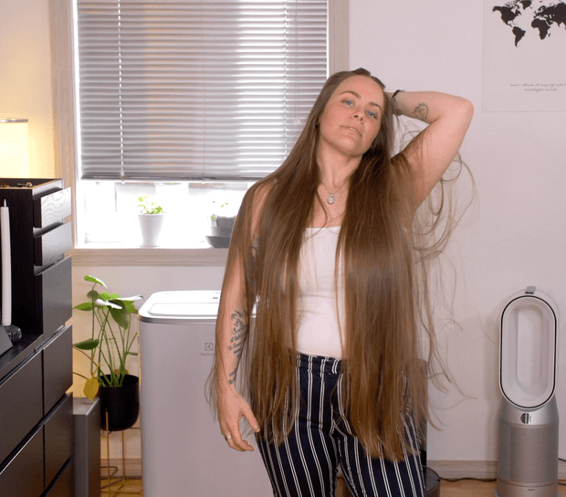 VIDEO - Bundrops in front of her face 2