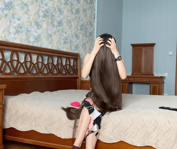 VIDEO - Super perfect bundrops in front of her face