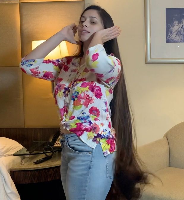VIDEO - Neha&#x27;s extreme long hair show