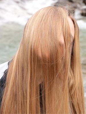 VIDEO - Perfect hair display by the green river