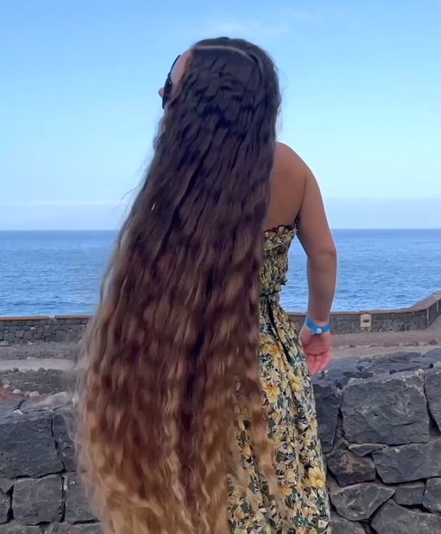 VIDEO - Natalia&#x27;s beautiful hair show by the sea