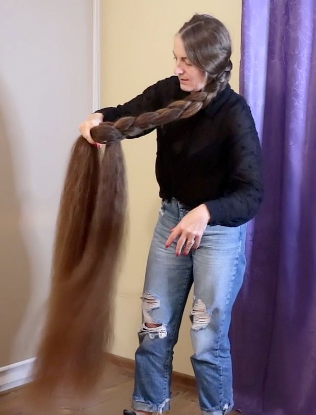 VIDEO - Extreme hair length is her passion