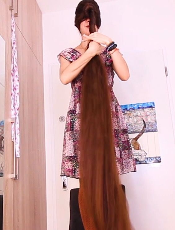 VIDEO - Extreme hair in front of her face