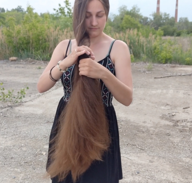 VIDEO - Displaying her massive mane in the wind