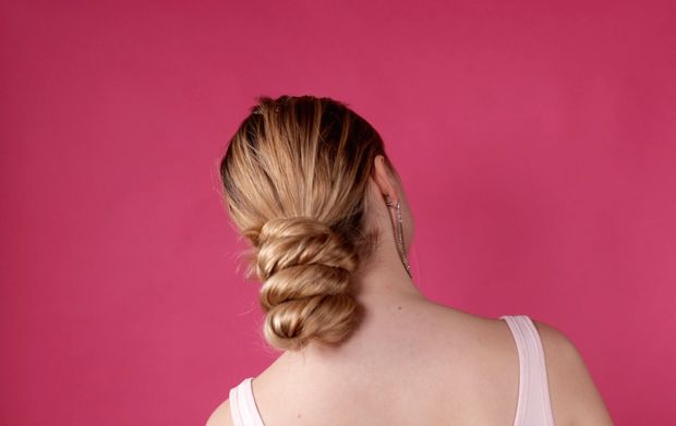 VIDEO - The ponytail and bun show perfection on pink