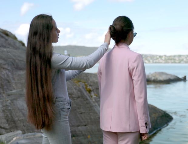 VIDEO - Two sisters by the sea