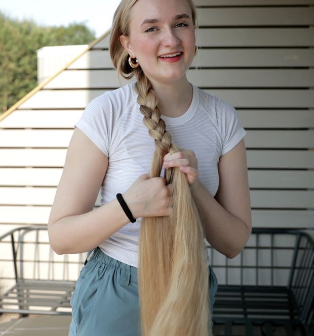 VIDEO - Blonde Rapunzel&#x27;s ultra beautiful hair