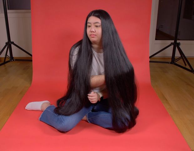 VIDEO - Really long black hair on red