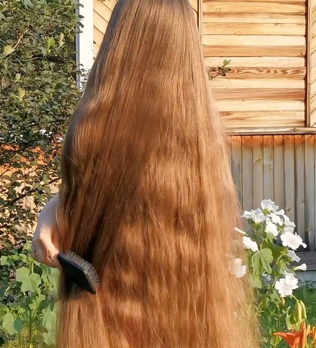 VIDEO - Tons of shampoo for very long blonde hair
