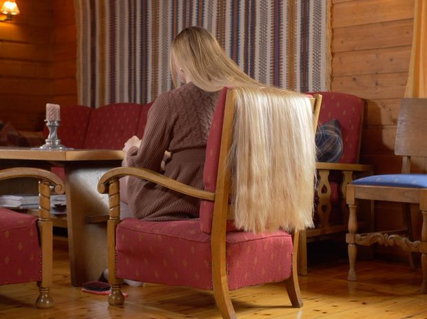 VIDEO - Massive blonde hair sliding and bundrops