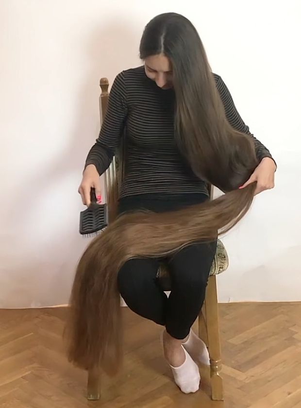 VIDEO - Super silky floor length hair
