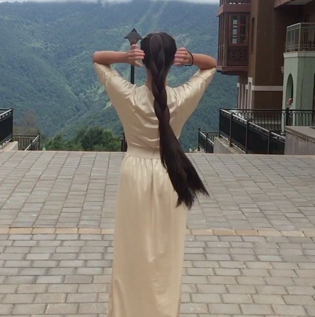 VIDEO - Super thick hair and a golden dress