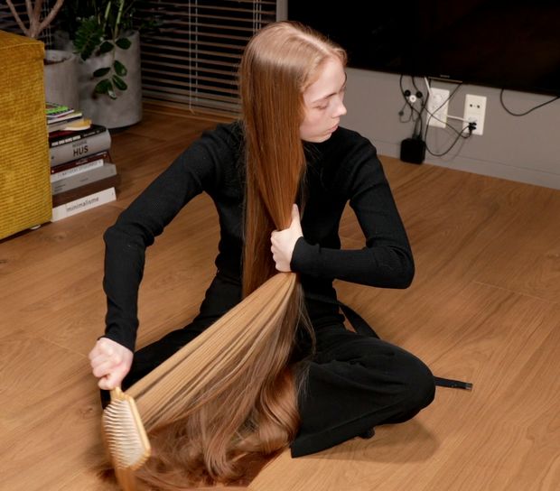 VIDEO - Blonde calf length hair floor show