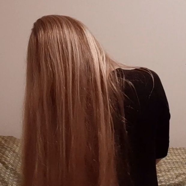 VIDEO - Irina&#x27;s thick, healthy blonde mane