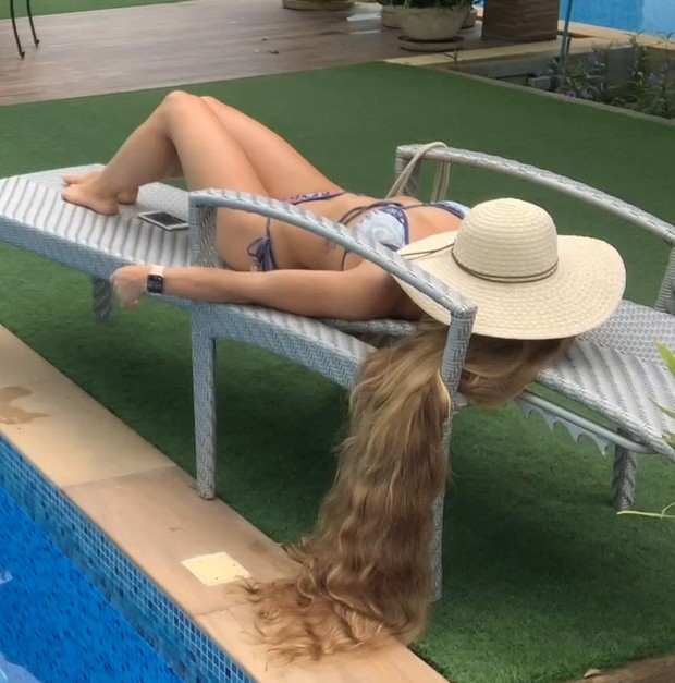 VIDEO - Swimming Rapunzel 2
