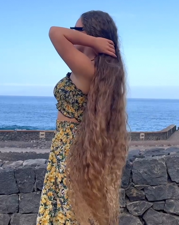 VIDEO - Natalia&#x27;s beautiful hair show by the sea