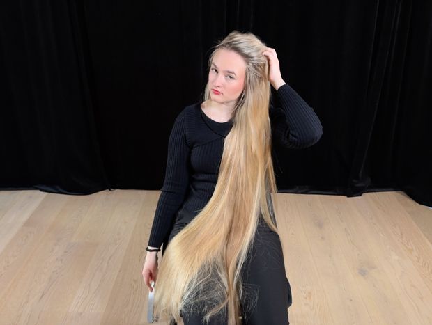 VIDEO - Perfect blonde hair length display and brushing in lap (part 2)