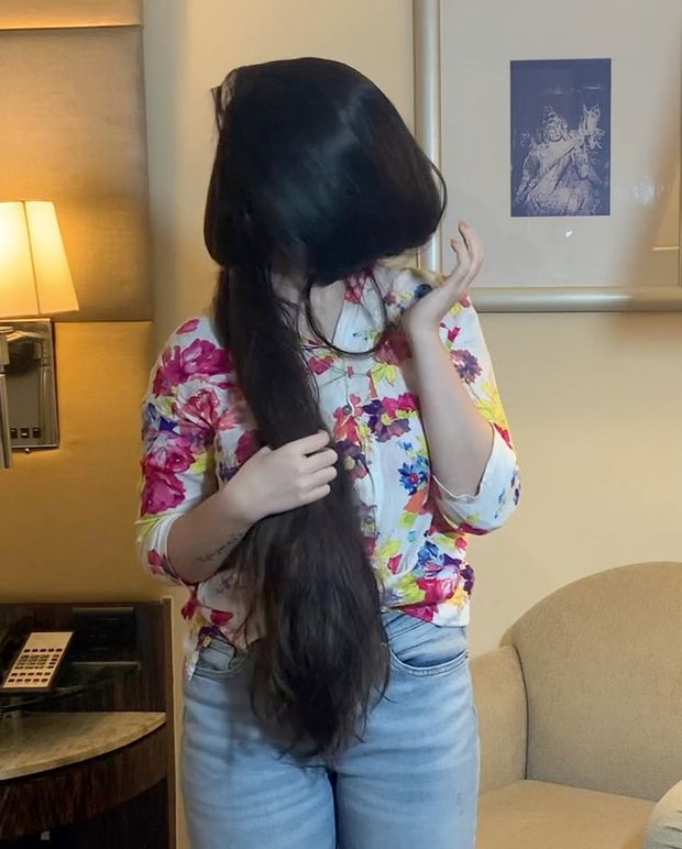 VIDEO - Neha&#x27;s extreme long hair show