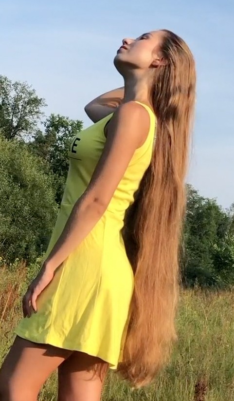 VIDEO - Blonde hair, pink comb