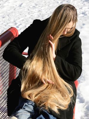 VIDEO - Rapunzel&#x27;s blonde bench 3
