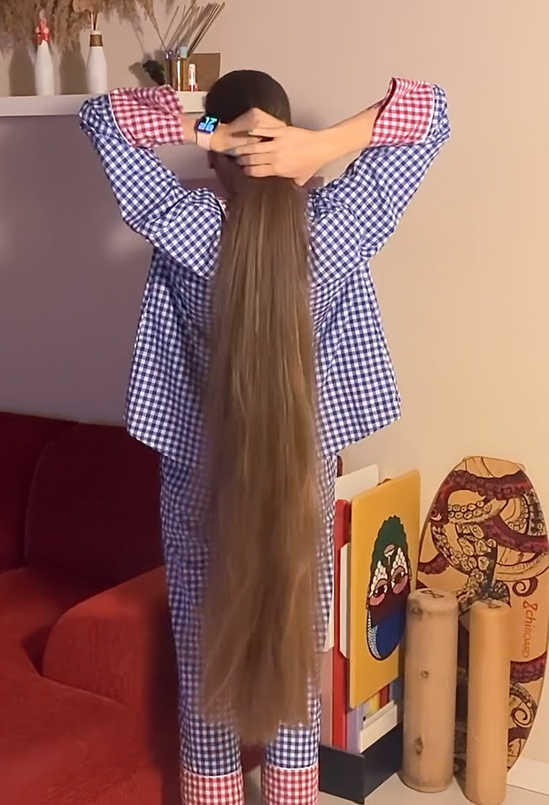 VIDEO - Extreme calf length hair in front of her face (part 1)
