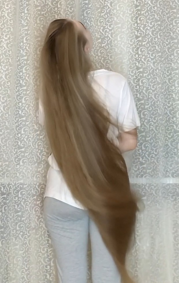 VIDEO - Long blonde hair by the curtains