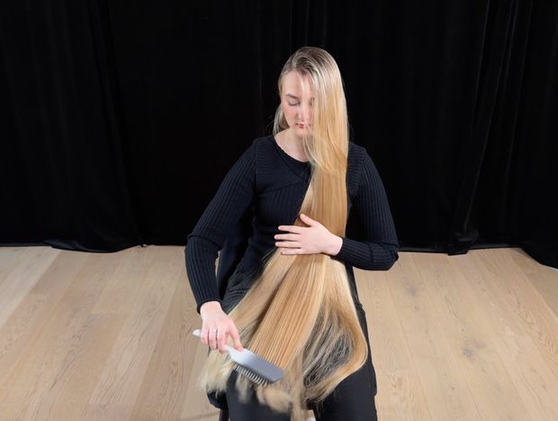 VIDEO - Perfect blonde hair length display and brushing in lap (part 2)