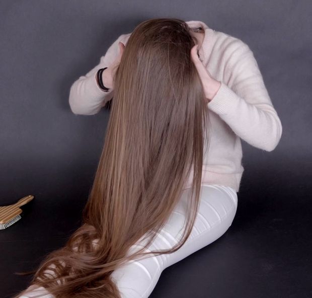 VIDEO - Emilie&#x27;s perfectly healthy, silky hair