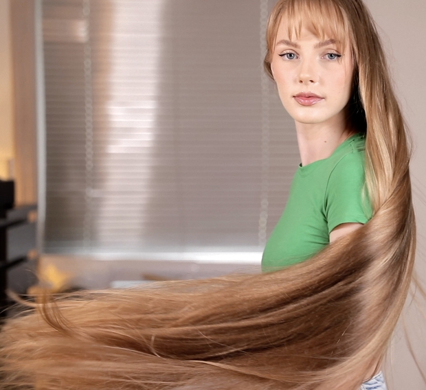 VIDEO - Super beautiful blonde Rapunzel