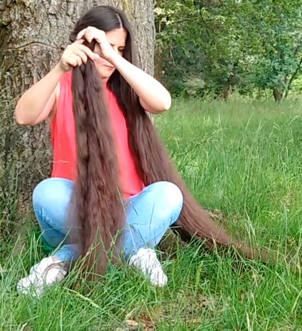 VIDEO - Super long hair by the tree
