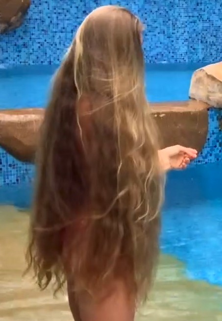 VIDEO - Water and hair