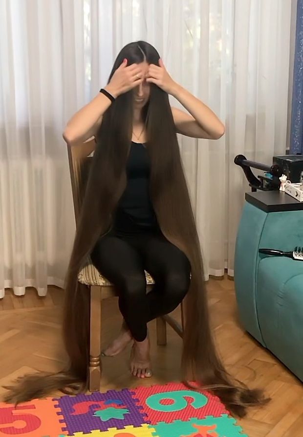 VIDEO - Extreme floor length hair brushing