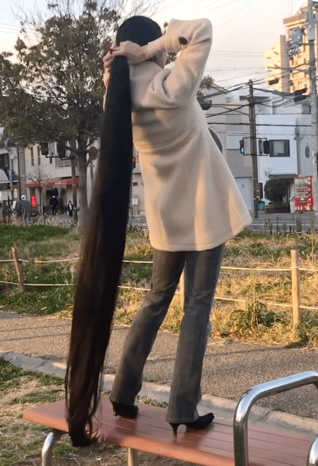 VIDEO - Floor length hair in public 2
