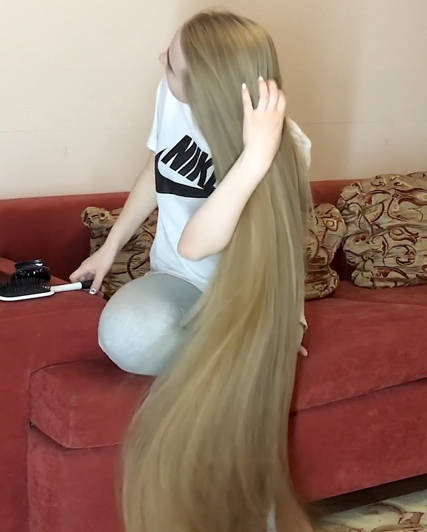 VIDEO - Red sofa, blonde hair