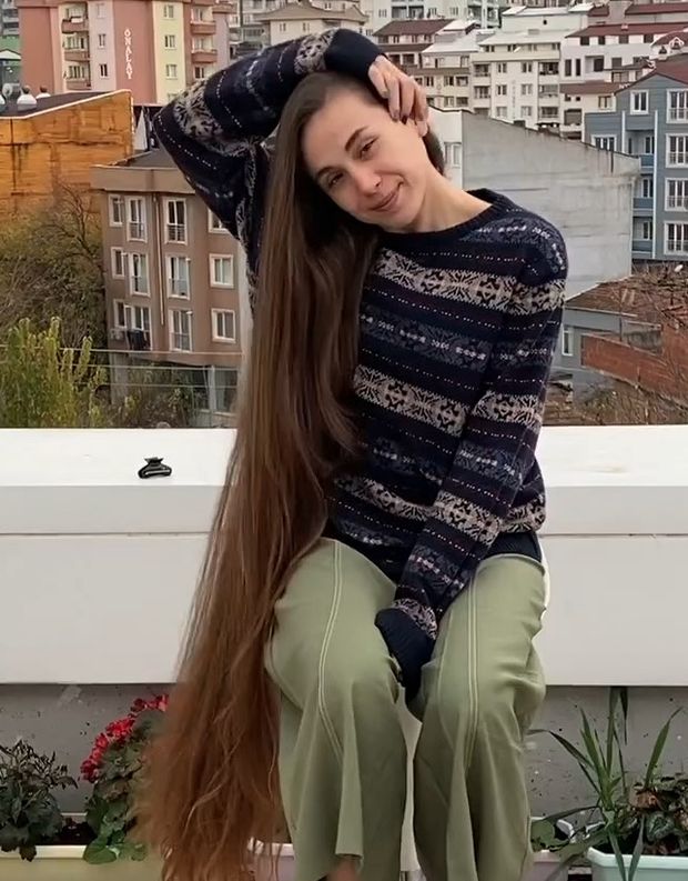 VIDEO - The girl with the huge buns